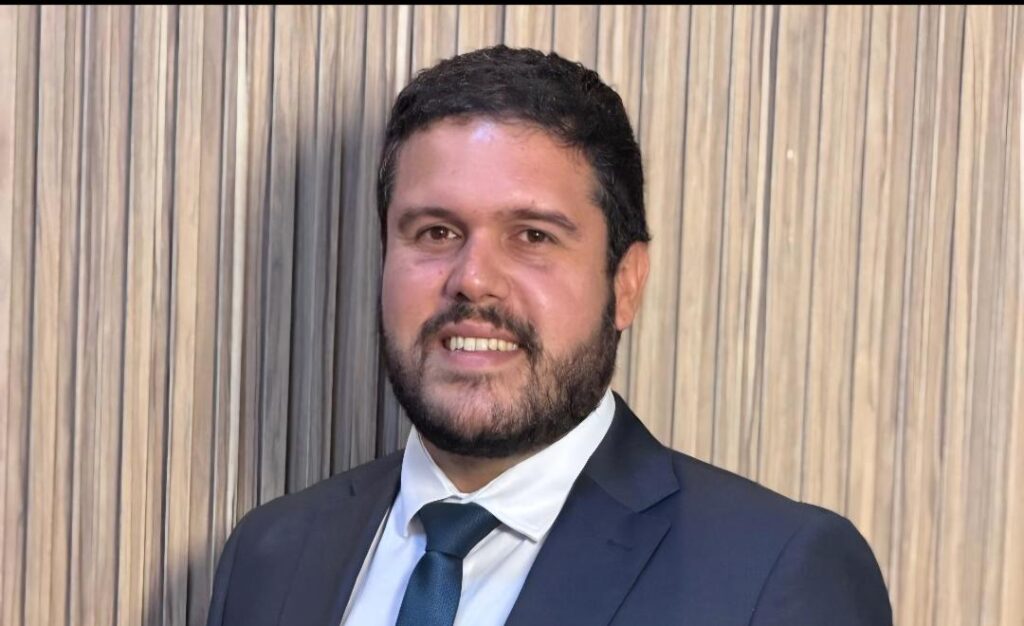 Gratificante destacar em minha Coluna de hoje Dr. Thiago Dias Brentini, ele que reúne sólida formação acadêmica e refinada atuação jurídica. Advogado formado pela tradicional Faculdade de Direito do Largo de São Francisco da Universidade de São Paulo (USP), destaca-se pela condução estratégica de demandas empresariais e do agronegócio, aliando profundo conhecimento técnico, visão analítica e excelência profissional. Como coordenador do setor de contencioso do DBZ Advogados, exerce atuação marcada pela seriedade, precisão e compromisso com resultados, consolidando-se como referência na defesa dos interesses do setor produtivo e na gestão de litígios de alta complexidade. Ele que, em breve, estará conosco no Programa Família Verzola Recebe, num bate papo bem interessante e informativo.