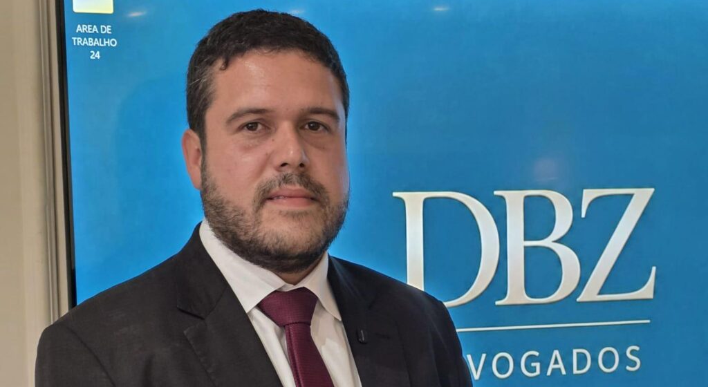 Gratificante destacar em nossa página de hoje o caríssimo Dr. Thiago Dias Brentini, advogado formado pela tradicional Faculdade de Direito do Largo de São Francisco da Universidade de São Paulo (USP), destaca-se pela sólida atuação jurídica e visão estratégica no cenário empresarial e do agronegócio. Como coordenador do setor de contencioso do DBZ Advogados, conduz demandas complexas com excelência, aliando conhecimento técnico, inteligência jurídica e compromisso com o setor produtivo. Nesta semana, tivemos a satisfação de visitar seu escritório para gravar sua participação no programa Família Verzola Recebe. A reportagem ficou repleta de conteúdos inteligentes, informações relevantes e insights de grande valor. Em breve, o programa estará no ar em nossa programação.