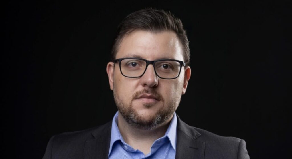 Dr. Carlos Eduardo Gasparoto representa a excelência da advocacia contemporânea: um profissional de atuação firme, inteligência estratégica e reconhecida capacidade técnica. Com uma trajetória marcada pela competência, liderança e profundo conhecimento jurídico, destaca-se entre os advogados mais atuantes e preparados de sua geração. Sua recente assunção à Gerência Jurídica da Âncora Consórcios reforça não apenas a confiança depositada em seu trabalho, mas também o compromisso da instituição com a excelência, a segurança jurídica e a visão de futuro. Uma conquista plenamente merecida para quem alia brilhantismo profissional, responsabilidade e dedicação exemplar.