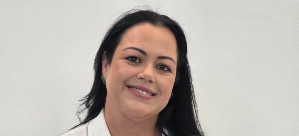 A muito competente Dra. Roberta Diniz é sinônimo de excelência, sensibilidade e compromisso com a saúde mental. Reconhecida como uma das psiquiatras mais capacitadas, requisitadas e respeitadas de nossa cidade, construiu sua trajetória com dedicação incansável, olhar humano e profundo conhecimento técnico. Seu profissionalismo, aliado à empatia e ao cuidado genuíno com cada paciente, faz dela uma referência admirável na medicina e um verdadeiro exemplo de competência e confiança. Ela que participa de nosso programa Família Verzola Recebe, no quadro Momento Saúde, com dicas muito interessantes aos nossos telespectadores. Sintonize nossa programação e confira.