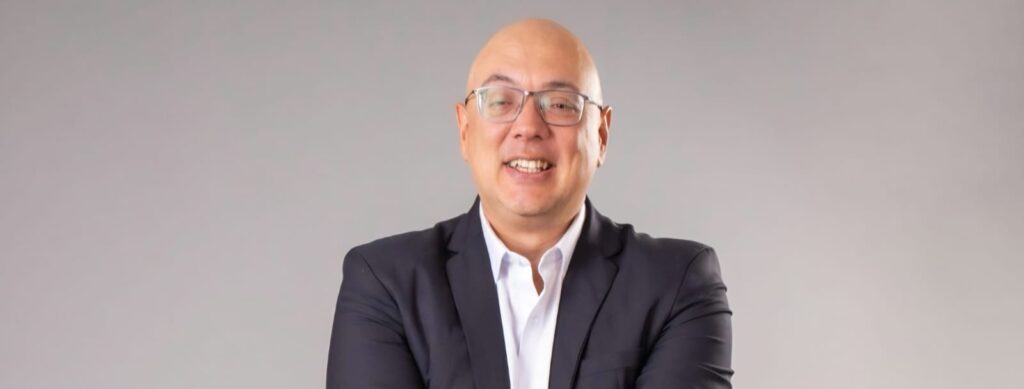 Consultor Nacional do Sebrae, Evandro Saturi é referência quando o assunto é estratégia, inovação e desenvolvimento empresarial. Com visão apurada e atuação incansável, tem ajudado negócios de todos os portes a crescer com segurança e inteligência. Um profissional que inspira, orienta e transforma. Evandro é, também, diretor da Mudare Negócios Imobiliários, e se consolida como referência em liderança e visão estratégica. Nosso abraço a este capacitado profissional, por quem nutrimos grande estima e consideração.