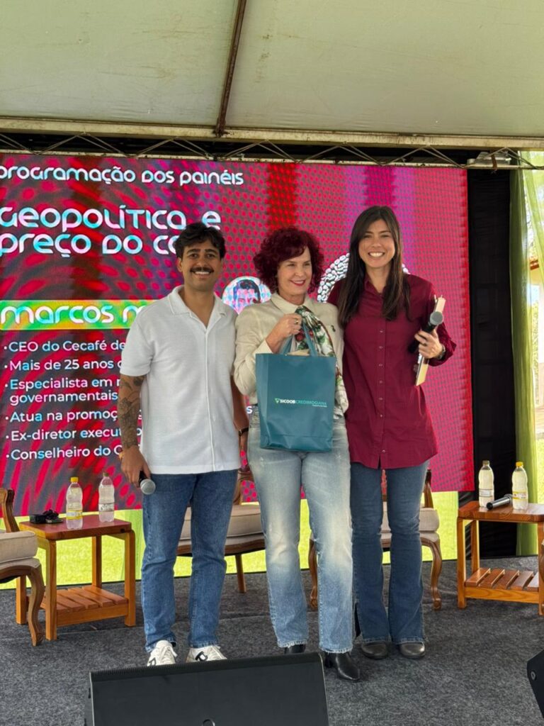 A AMSC e a Labareda Agropecuária realizaram no último domingo (24), na Fazenda Bom Jesus, entre Franca e Cristais Paulista, a primeira edição da “Coffee Party”, evento inovador que uniu café especial, networking, música, experiências sensoriais e conteúdo técnico em um novo formato para o setor cafeeiro. O evento reuniu nomes importantes do setor cafeeiro, especialistas, empresários, chefs, baristas e convidados em uma programação que mesclou conteúdo e entretenimento. Entre os participantes do line-up estiveram Marcos Matos, André Áquila, Guilherme Vicentini, Thiago Trovo, Gabriel Lancha, Augusto Rodrigues Alves, Marcos Kim, Flávio Falqueiro, Chef Ana Flávia Tosi, Vanessa Moreno, Guilherme Piai e DJ Carlos Xaves. Fundadora da Labareda Agropecuária e diretora da AMSC, Flávia Lancha destacou que a proposta nasceu do desejo de aproximar o café das novas gerações e criar conexões mais humanas dentro do setor. “Queríamos mostrar que o café também pode ser vivido como experiência, conexão e cultura. A “Coffee Party” nasceu dessa vontade de trazer inovação para a Alta Mogiana, unir conteúdo e relacionamento de um jeito, moderno e acessível, sem perder a essência e a qualidade que fazem da nossa região uma referência mundial”.