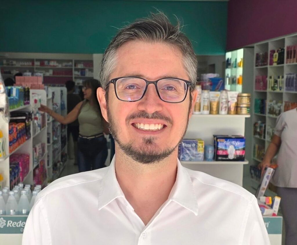O empresário do setor farmacêutico Guilherme Ubiali segue ampliando sua presença e contribuindo para o desenvolvimento da nossa cidade. Na última semana, ele inaugurou mais uma unidade da rede Bem Drogarias, agora em um ponto estratégico, em frente ao plantão do Hospital São Joaquim. A nova loja reforça o compromisso da rede em oferecer mais comodidade, acesso à saúde e atendimento de qualidade para toda a população.