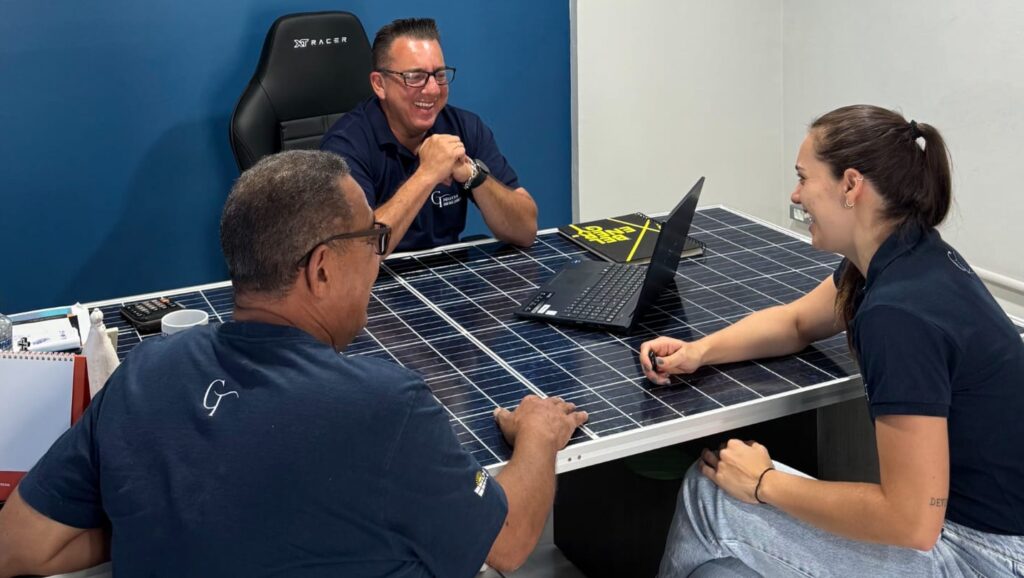 Na GT Negócios Imobiliários, excelência não é detalhe — é compromisso diário.Na foto, Gustavo Candido, ao lado de Milton Querino, o Padre, e de Maria Eduarda, representam uma equipe unida, preparada e movida pela confiança, transparência e dedicação em cada atendimento. Profissionais comprometidos, altamente eficientes e focados em entregar aos clientes não apenas negócios, mas experiências seguras, humanas e de alto nível. Entre em contato e faça os melhores negócios com esta equipe nota dez… 16- 99986-0928.