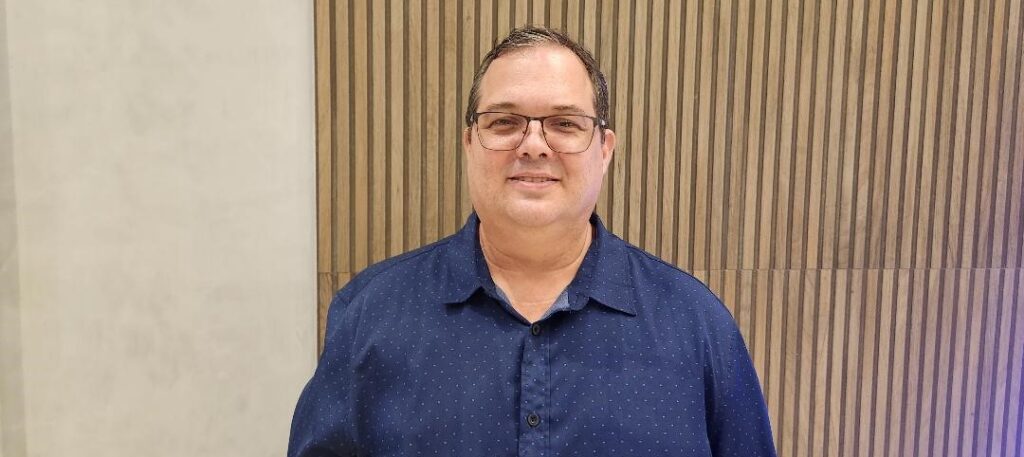 Referência absoluta na área contábil, Marcos César Pimenta é o especialista que está à frente do Escritório de Contabilidade Cruzeiro, um dos mais requisitados da cidade. Com visão estratégica, excelência técnica e confiança construída ao longo dos anos, lidera soluções contábeis que impulsionam negócios e garantem segurança aos seus clientes.