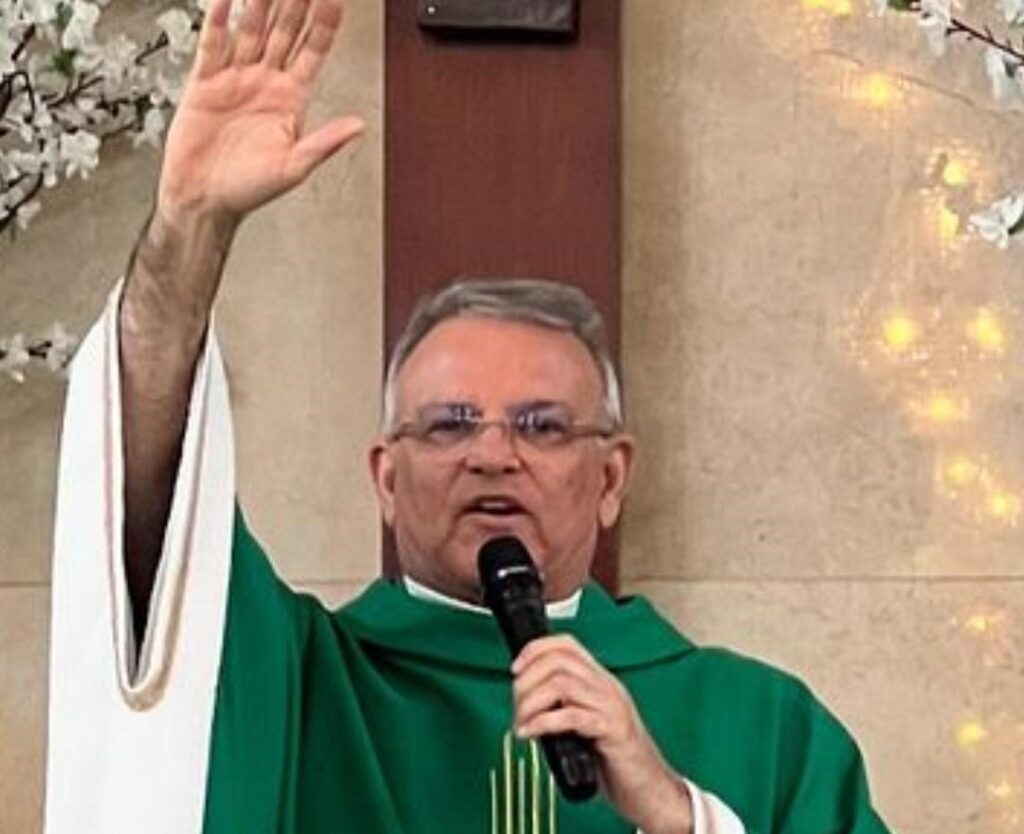 Tive a alegria de participar da Santa Missa na Capela João Paulo II no último domingo, em uma celebração verdadeiramente emocionante e inspiradora. Foi impossível não perceber o carinho, a dedicação e a profunda espiritualidade do muito querido Padre José Geraldo Segantim, que conduz seu ministério com simplicidade, fé e amor ao próximo. Padre José Geraldo é, sem dúvida, uma das grandes referências da Igreja Católica em nossa querida Franca — exemplo de acolhimento, sabedoria e serviço cristão. Que Deus continue abençoando abundantemente sua missão e todos os fiéis que têm a graça de caminhar ao seu lado.