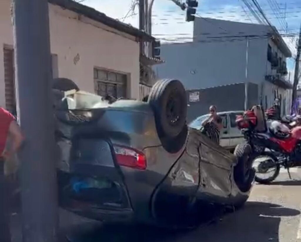 Carro avança sinal, capota na Rua Minas Gerais e motorista fica preso às ferragens