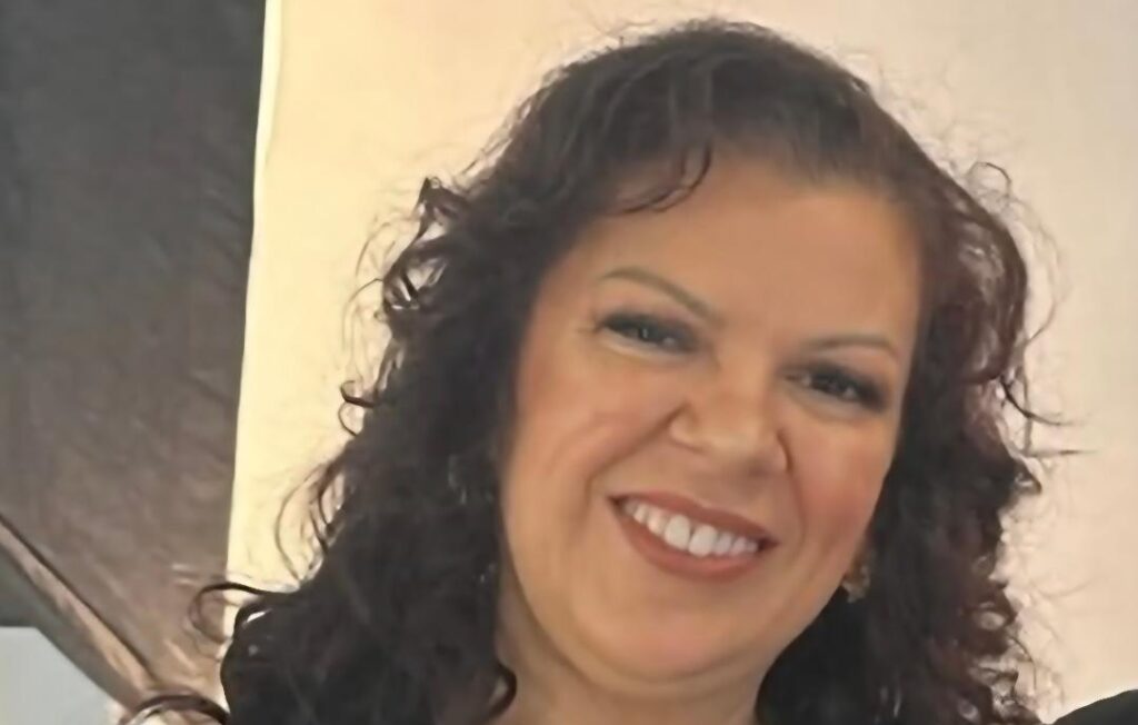 Hoje, nossa Coluna presta uma homenagem mais que merecida à querida prima, Débora Cristina Tasso Santos — professora admirável, dedicada e profundamente querida por todos que têm o privilégio de conviver com ela. Dona de um coração generoso e de uma vocação inspiradora, Débora conquista diariamente o carinho, o respeito e a admiração de alunos, amigos e colegas. Seu jeito atencioso, humano e sempre gentil faz dela uma presença especial por onde passa. Receba hoje nosso carinhoso destaque, acompanhado da gratidão sincera por toda atenção, amizade e carinho que sempre dedica ao meu trabalho.