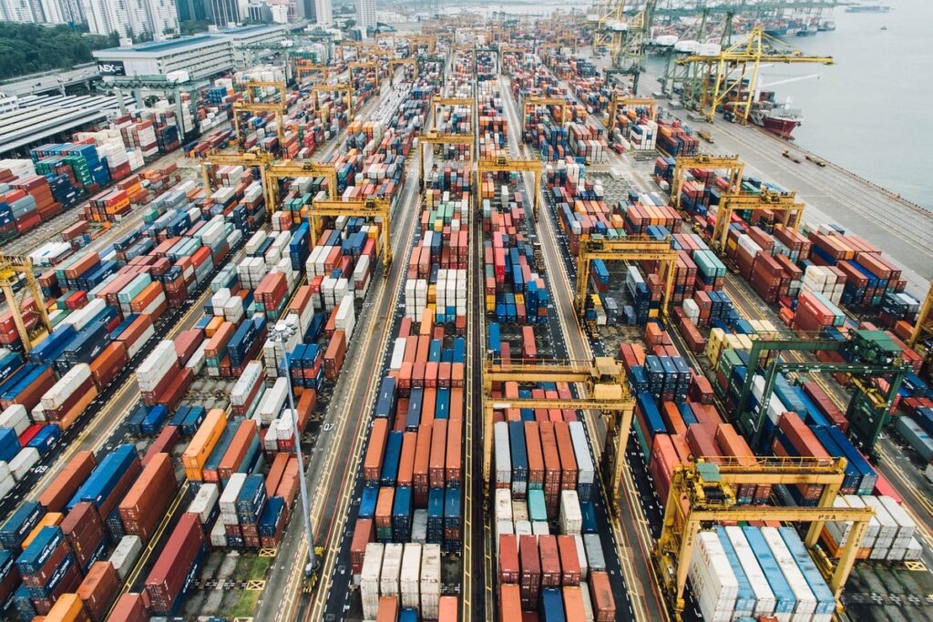 Rotas internacionais ajustam-se às mudanças no comércio global Rotas internacionais ajustam-se às mudanças no comércio global