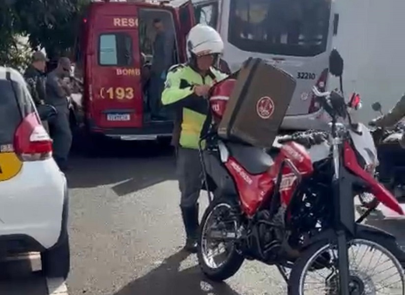 Choque de moto e carro importado deixa jovem ferido no Centro de Franca
