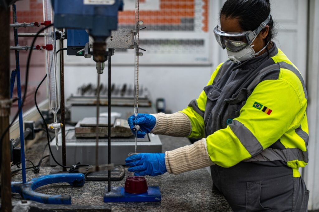 Empresas ampliam vagas e buscam talentos Empresas ampliam vagas e buscam talentos