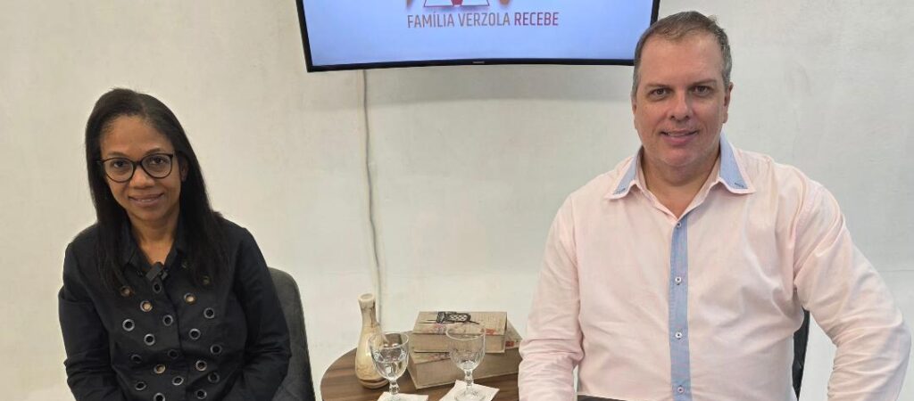 Hoje, o Família Verzola Recebe tem a honra de receber a Dra. Erika Valim, uma das mais capacitadas e requisitadas profissionais da área jurídica, reconhecida por sua sólida trajetória, competência e notável contribuição ao Direito. Em uma entrevista especial, Dra. Erika compartilhará informações de grande relevância, análises esclarecedoras e insights valiosos sobre temas que impactam diretamente a sociedade. Não perca! Hoje, às 19h30, no canal 3 da Net/Claro. E, posteriormente, a entrevista estará disponível em nossas redes sociais e em nosso canal no YouTube. Uma conversa imperdível, marcada por conhecimento, excelência e conteúdo de qualidade.