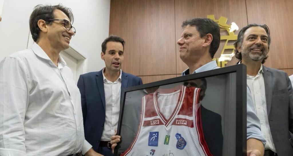 A visita do Governador do Estado de São Paulo, Tarcísio de Freitas, à sede da ACIF foi um momento de grande relevância para nossa cidade e para o fortalecimento do diálogo entre o poder público, o setor produtivo e as instituições que contribuem para o desenvolvimento regional. Recebido pelo presidente da ACIF, Fernando Rached Jorge, pelo gerente executivo da entidade, Marcelo Carraro Rocha, e pelo presidente do Franca Basquetebol Clube, Carlos Donzeli, o governador teve a oportunidade de conhecer de perto a força e a representatividade das instituições francanas, que desempenham papel fundamental no crescimento econômico, social e esportivo do município. Um dos pontos mais marcantes da visita foi a homenagem prestada pelo Franca Basquetebol Clube, quando Carlos Donzeli presenteou o governador com uma camisa oficial do SESI Franca, símbolo da tradição vencedora e do orgulho esportivo de nossa cidade. Momentos como este merecem ser registrados e celebrados, pois reforçam a importância da união de esforços em prol do desenvolvimento de Franca e destacam o reconhecimento que nossa cidade conquistou no cenário paulista. Uma visita histórica, marcada pelo respeito, pela proximidade e pelo compromisso com o futuro.
