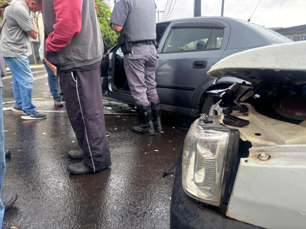 Mulher de 62 anos passa mal ao volante e se envolve em acidente em cruzamento movimentado de Franca