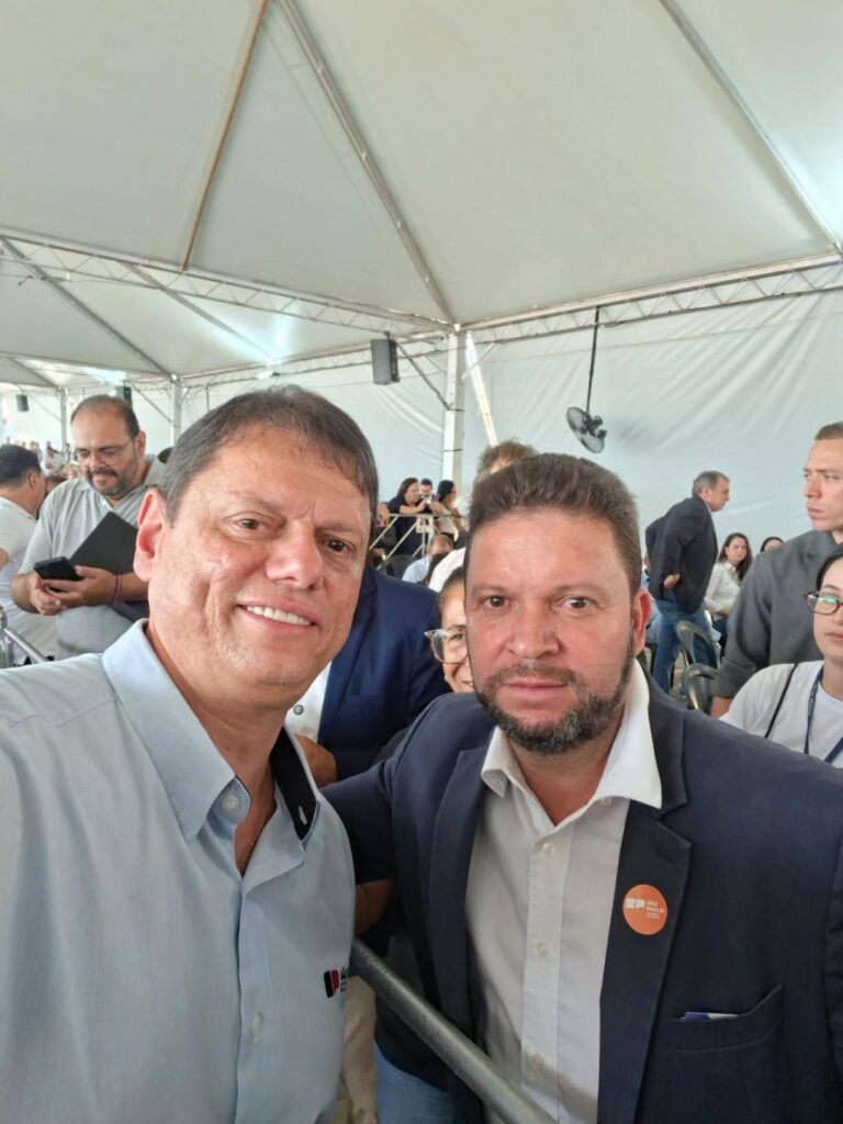 O vereador Carlinho Petrópolis Farmácia, amplamente reconhecido e querido pela comunidade francana, segue se destacando pelo trabalho sério em defesa da população e pela atuação firme na fiscalização dos serviços públicos. Na última semana, ele marcou presença na inauguração do Hospital Estadual, reforçando seu compromisso com a saúde e o desenvolvimento de Franca. Neste registro, Carlinho aparece ao lado do governador Tarcísio de Freitas, em um momento que simboliza a importância de sua atuação e representatividade junto à população.