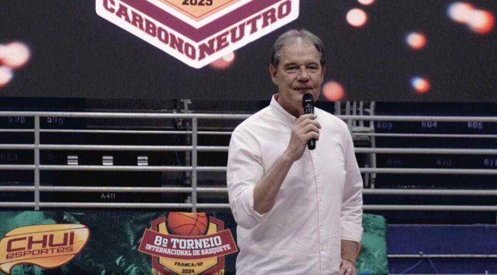 Nesta noite, às 19h30, na sede do Café Terreiro, acontece a solenidade de abertura do Torneio Internacional de Basquete de Franca – Carbono Neutro, um evento de grande magnitude que vai muito além das quadras. Unindo talento, inclusão, sustentabilidade e transformação social, o torneio reafirma o esporte como uma poderosa ferramenta de desenvolvimento humano e de construção de um futuro melhor. Nossos cumprimentos e reconhecimento ao Mestre Chuí, idealizador desta grandiosa iniciativa, que segue inspirando gerações, promovendo valores essenciais e fortalecendo, com sua visão e dedicação, o nome de Franca como a verdadeira capital do basquete brasileiro. Parabéns por mais um capítulo marcante desta história de excelência, impacto social e paixão pelo esporte.