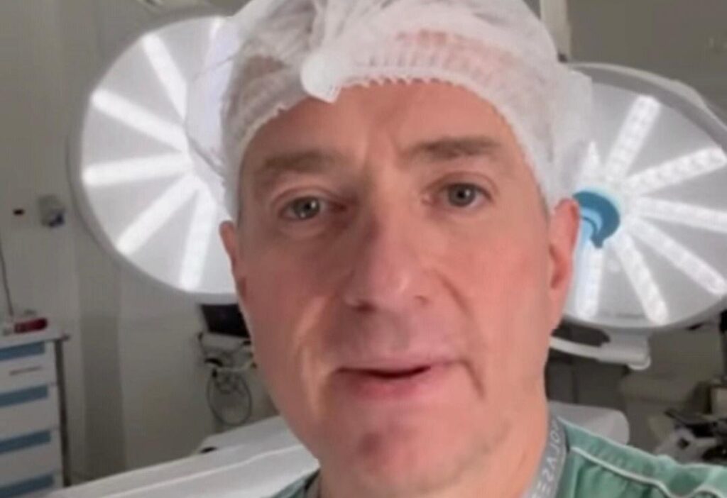Nosso destaque ao caríssimo Dr. Adriano Faleiros Pimenta, profissional admirado e referência na medicina vascular, que esteve participando do curso “Venolaser”, uma imersão de quatro dias intensos dedicados ao tratamento de varizes por endolaser. Foram dias de muito aprendizado, troca de experiências e contato com as mais modernas técnicas e tecnologias da cirurgia vascular. Seu compromisso com a constante atualização e o aperfeiçoamento profissional é motivo de reconhecimento e orgulho, refletindo a busca incansável pela excelência no cuidado aos pacientes. Seja em cursos e congressos no Brasil ou no exterior, Dr. Adriano demonstra que conhecimento, dedicação e inovação caminham juntos em sua trajetória. Parabéns por mais esta importante conquista!