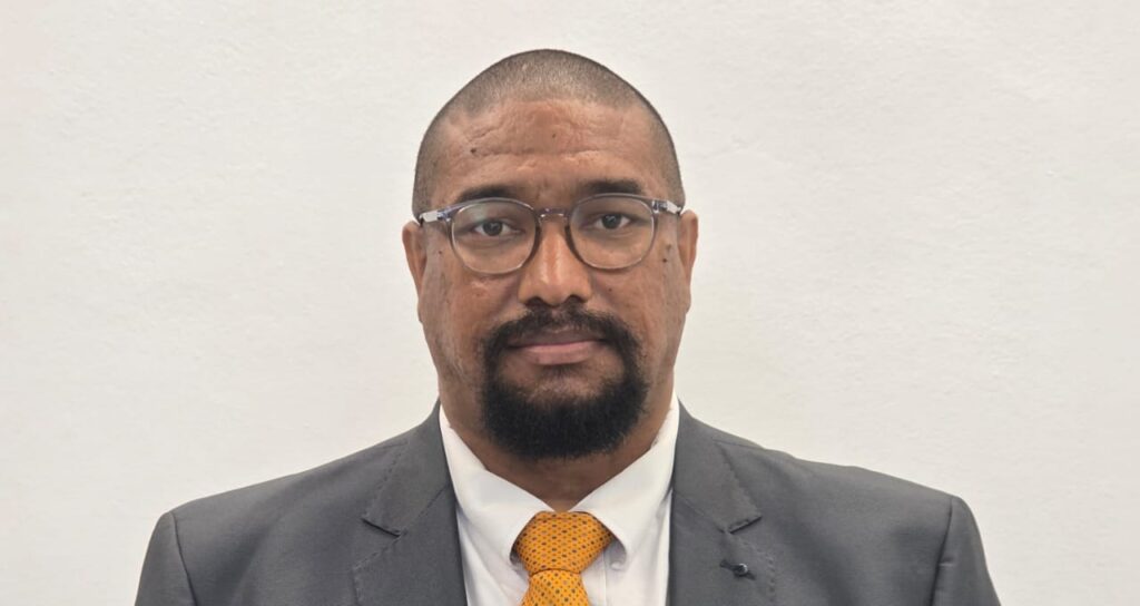 Dr. Diego Gabriel Spader Santana é um advogado altamente capacitado e reconhecido por sua atuação estratégica e técnica nas áreas do Direito Empresarial, com especial destaque para a estruturação de holdings. Sua expertise também se sobressai no Direito do Trabalho e no Agronegócio, especialmente na elaboração e análise de contratos de arrendamento rural. Com sólida formação, visão jurídica apurada e compromisso com resultados, oferece soluções seguras e eficientes para empresas, produtores rurais e investidores que buscam excelência e confiança na condução de seus negócios.