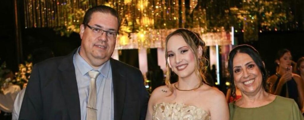 Dr. Eduardo Guerra Barbosa Sandoval é referência em excelência na Coloproctologia e um nome admirado dentro e fora dos consultórios. Professor do curso de Medicina do Centro Universitário Uni-Facef, conquistou o respeito e o carinho de alunos, colegas e de toda a comunidade acadêmica por sua competência, dedicação e generosidade em compartilhar conhecimento. Na foto, está ao lado da esposa, Monica, e da filha, Dra. Ana Luísa Mitri Sandoval, que segue com brilho os passos do pai. Formada em Medicina pela Uni-Facef em dezembro de 2024, Ana Luísa é atualmente residente em Cirurgia na Santa Casa de Franca, dando continuidade a uma trajetória marcada pelo compromisso com a Medicina e o cuidado com as pessoas.