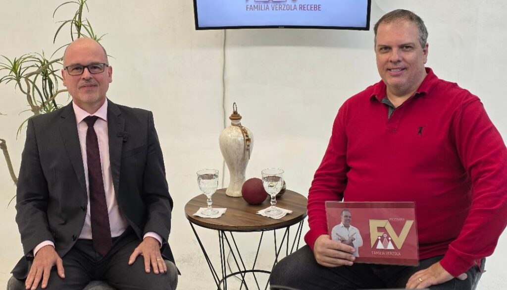 A partir de hoje, o Programa Família Verzola Recebe, no Canal 3, apresenta uma entrevista especial com o renomado advogado Dr. Fernando Aguiar de Freitas, reconhecido especialista em Direito Eleitoral. Com ampla experiência e profundo conhecimento na área, o Dr. Fernando aborda temas fundamentais para este ano eleitoral, esclarecendo dúvidas e compartilhando orientações valiosas para eleitores, candidatos e todos os interessados no processo democrático. Não perca esse conteúdo de grande relevância e utilidade pública. Fique ligado em nosso canal no YouTube e acompanhe também nossas redes sociais para assistir à entrevista completa e conferir todos os destaques desta conversa enriquecedora.