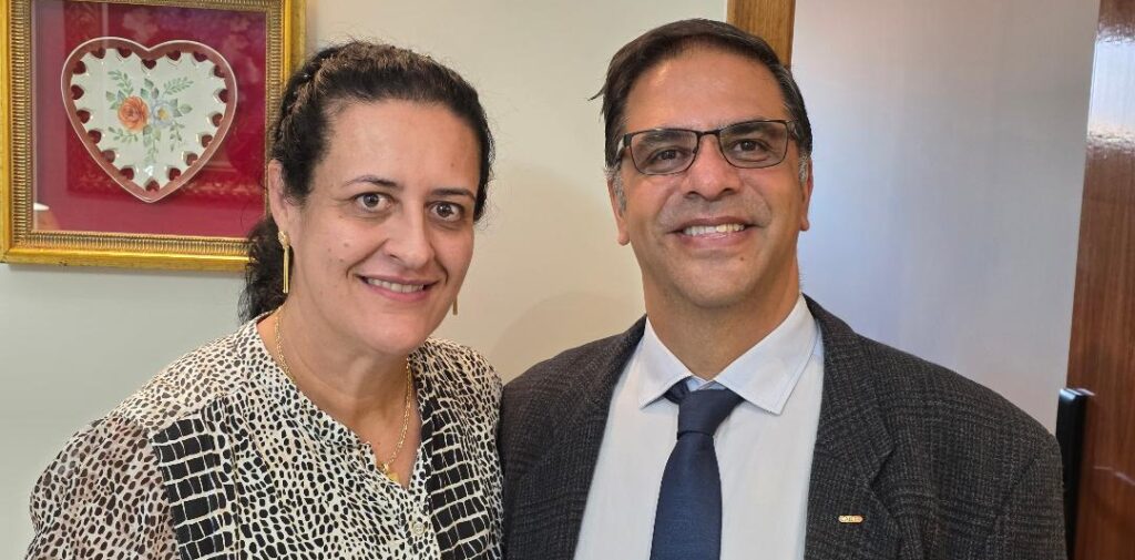 Com grande admiração, destacamos o querido casal Dr. Fernando Carvalho Nassif e sua estimada esposa, Vanessa Villas Teles Nassif. Dr. Fernando, reconhecido como um dos advogados mais respeitados e capacitados de nossa cidade, construiu sua trajetória com competência, ética e dedicação. Ao seu lado, sua querida esposa, Vanessa, companheira fiel de todos os momentos, compartilha conquistas, desafios e alegrias, formando uma união marcada pelo amor, pelo respeito e pela cumplicidade. Juntos, são exemplo de parceria, amizade e inspiração para todos que têm o privilégio de conhecê-los.