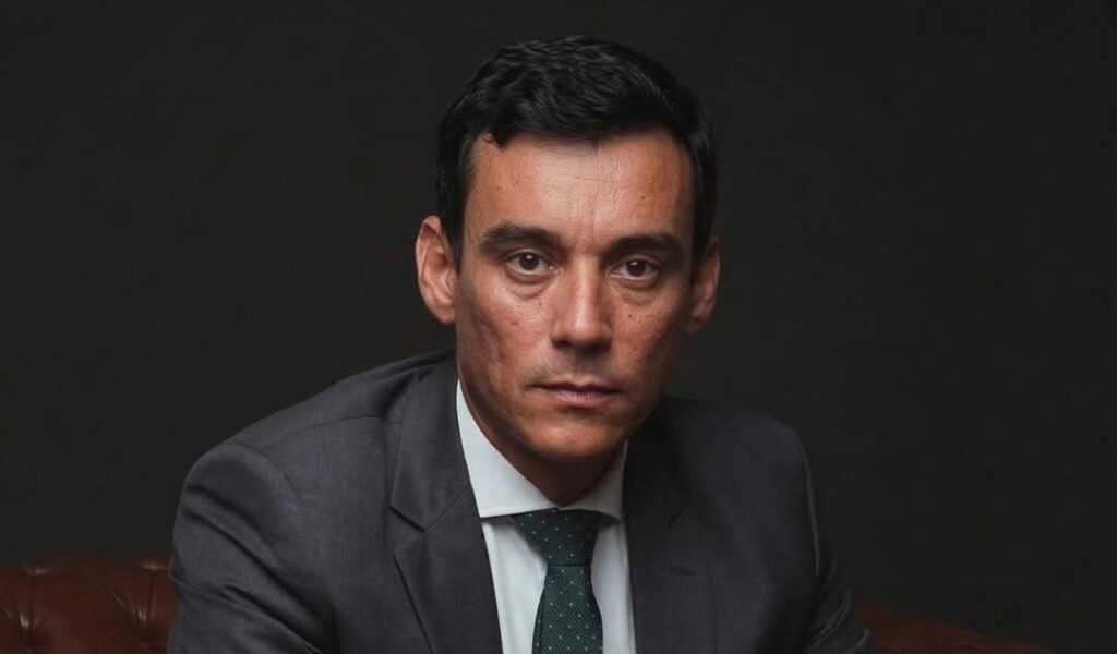Dr. Guilherme Pereira Nascimento é uma das grandes referências no Direito Criminal, reconhecido por sua sólida atuação, profundo conhecimento jurídico e dedicação à defesa dos direitos e garantias fundamentais. Admirado e respeitado por colegas, clientes e profissionais da área, destaca-se pela excelência, ética e comprometimento com a justiça, consolidando sua trajetória como um dos mais respeitados especialistas do segmento. Ele que, em breve, estará conosco no programa Família Verzola Recebe, em entrevista especial repleta de bons insights. Fique ligado que vem conteúdo de qualidade por ai.