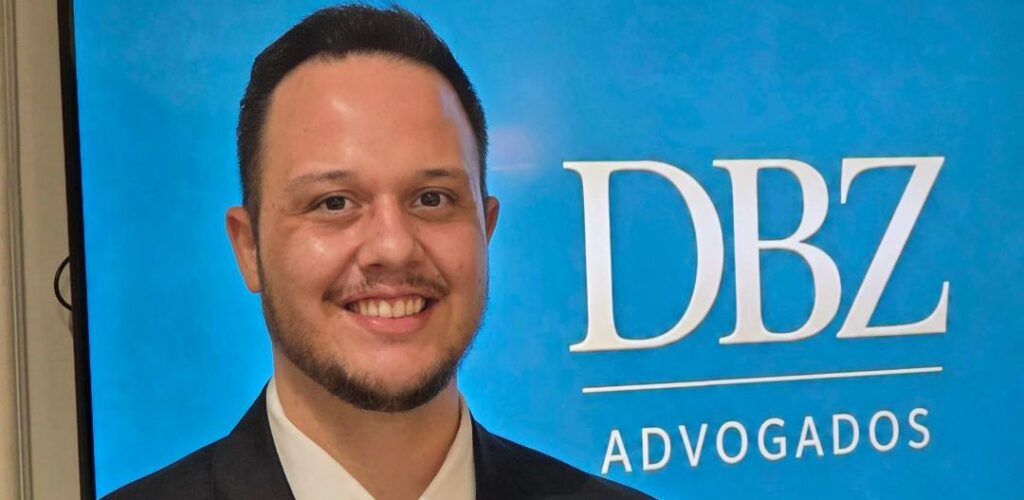 Dr. Guilherme Zocollaro é advogado e professor, reconhecido nacionalmente por sua atuação de excelência no Direito Imobiliário. Especialista em contratos imobiliários, estruturação patrimonial e segurança jurídica, destaca-se pela sólida experiência, visão estratégica e compromisso com soluções que protegem patrimônios e fortalecem relações imobiliárias com confiança e segurança. Ele que faz parte da equipe do Escritório DBZ Advogados.