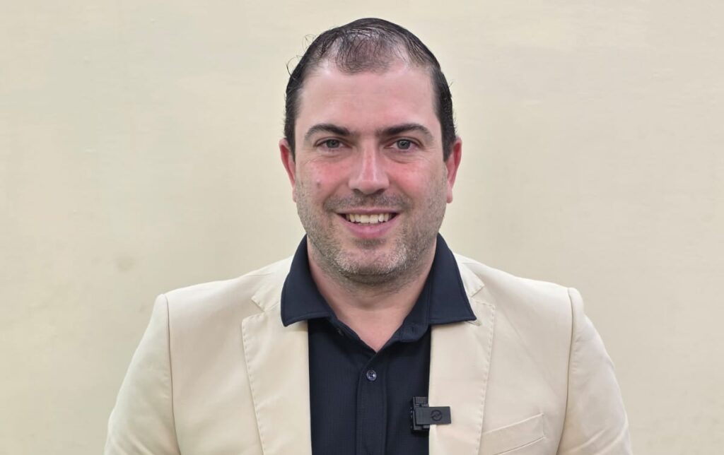 Hoje temos a imensa honra de destacar Dr. Rogério Campos Cintra Volpe, médico oncologista clínico e especialista em cuidados paliativos, cuja trajetória é marcada pela excelência profissional, pela dedicação aos pacientes e por uma sensibilidade humana admirável. Extremamente querido por todos que têm o privilégio de conhecê-lo, o Dr. Rogério é reconhecido não apenas por sua competência e conhecimento, mas também por sua empatia, acolhimento e respeito em cada atendimento. Seus pacientes veem nele um profissional exemplar e, acima de tudo, um ser humano extraordinário. Temos por ele grande carinho e amizade, e homenageá-lo em nossa página é sempre motivo de orgulho, gratidão e profunda admiração. Dr. Rogério, receba nosso reconhecimento e votos de contínuo sucesso em sua nobre missão de cuidar de vidas.