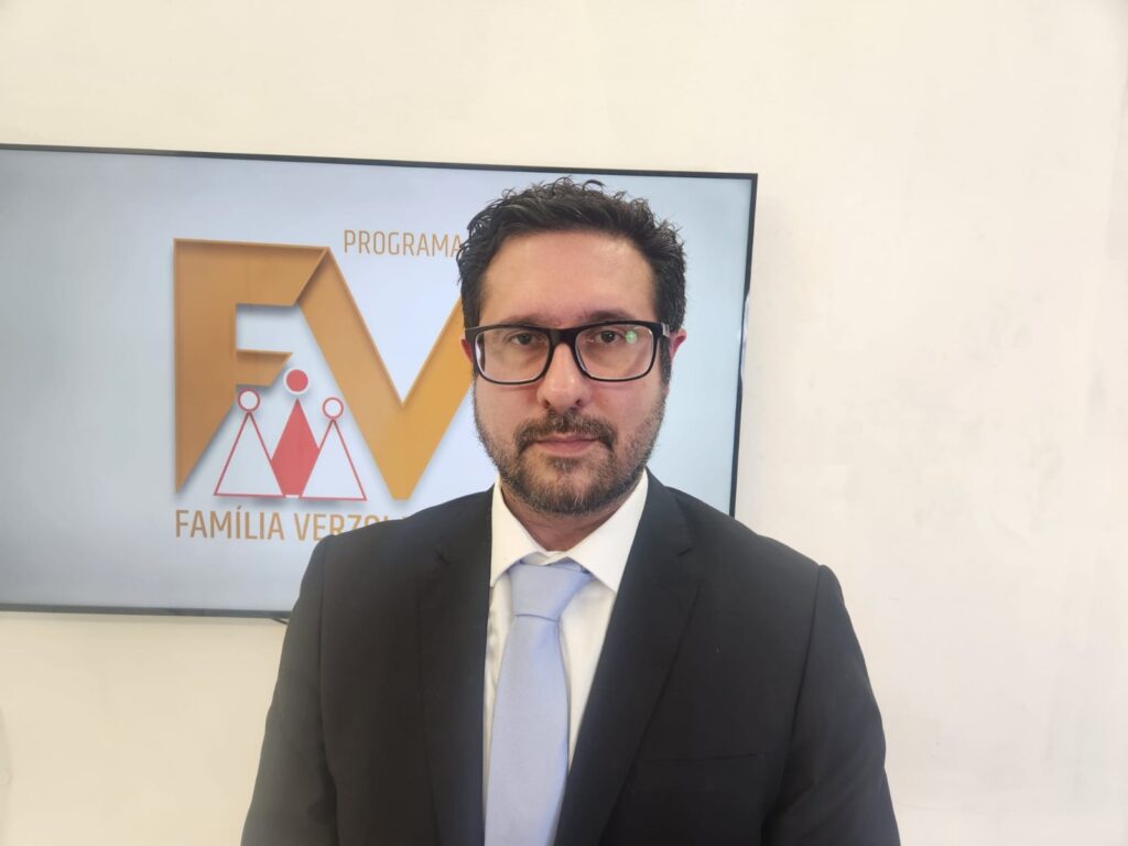 No último dia 06, celebramos o aniversário do renomado e altamente capacitado advogado Dr. William Tristão, profissional que se destaca de forma brilhante na área criminal, sendo um dos mais requisitados e admirados em sua atuação. Nós, que temos por ele amizade, carinho e profunda admiração, desejamos que Deus continue derramando abundantes e especiais bênçãos sobre sua vida, concedendo saúde, felicidade, sabedoria e ainda mais conquistas. Parabenizamos também este grande parceiro que enriquece o quadro Momento Jurídico, no programa Família Verzola Recebe, sempre compartilhando informações valiosas, orientações importantes e seu vasto conhecimento jurídico com excelência e dedicação. Feliz aniversário, Dr. William Tristão! Sucesso, prosperidade e muitas realizações!