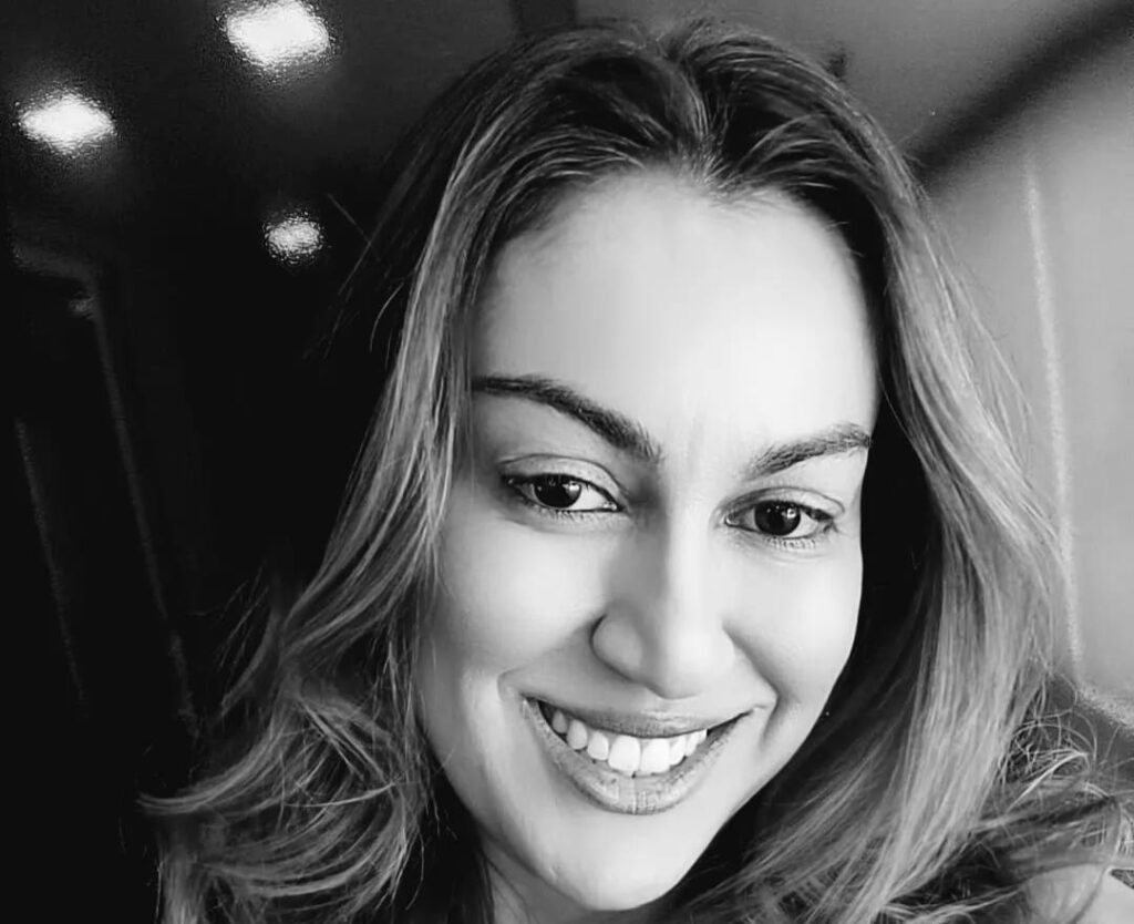 A muito capacitada profissional da área jurídica, Dra. Roberta Pedro é referência na defesa dos direitos das mulheres, atuando com firmeza e sensibilidade em casos de violência contra a mulher. Com sólida experiência em Direito de Família e ações cíveis, conduz cada processo com responsabilidade, estratégia e dedicação, sempre comprometida com a proteção dos direitos de seus clientes e a busca por soluções justas e eficazes.