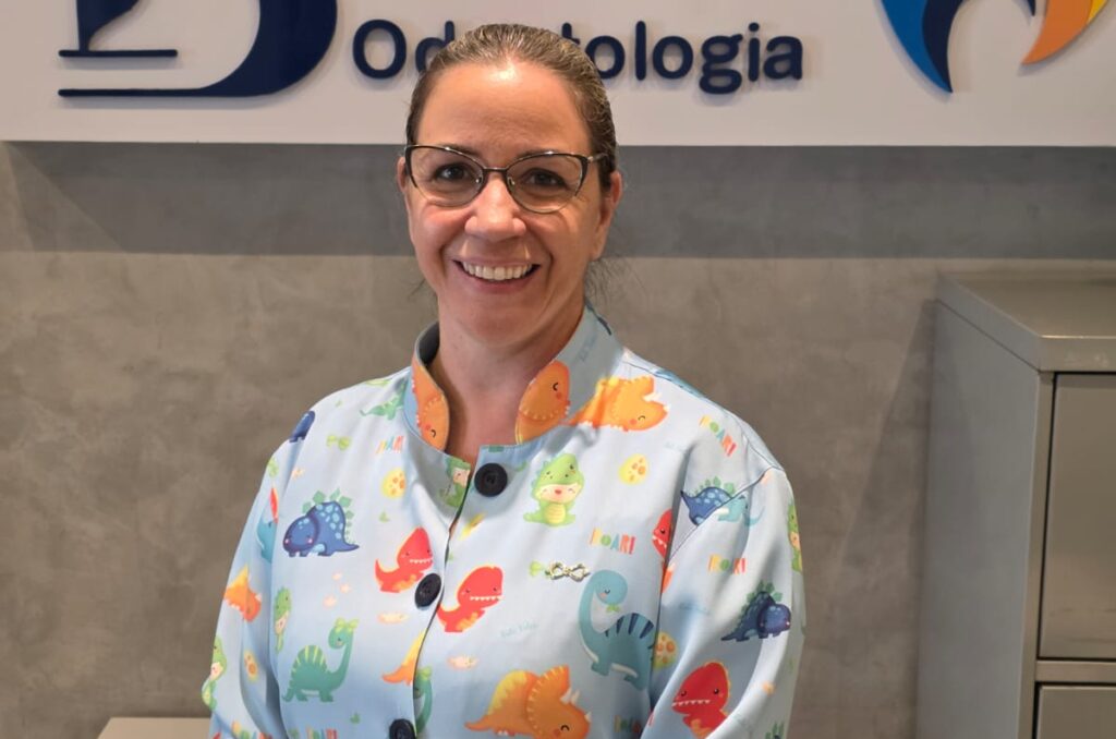 A muito capacitada Dra. Maylla Bianchini é sinônimo de excelência, dedicação e credibilidade na odontologia. À frente do tradicional Instituto Bianchini Odontologia, construiu uma trajetória marcada pelo profissionalismo, pela constante busca por aperfeiçoamento e pelo compromisso genuíno com a saúde e o bem-estar de seus pacientes. Reconhecida por sua alta capacitação técnica, atendimento humanizado e resultados de excelência, Dra. Maylla conquistou a confiança e a admiração de inúmeras famílias, consolidando-se como uma das mais respeitadas profissionais de nossa cidade. Seu trabalho reflete não apenas competência, mas também paixão pela arte de transformar sorrisos e vidas. Hoje estaremos recebendo esta dedicada profissional em nossos estúdios para a gravação do programa Família Verzola Recebe, onde ela irá contar um pouco de sua trajetória na odontologia e outros assuntos bem interessantes.