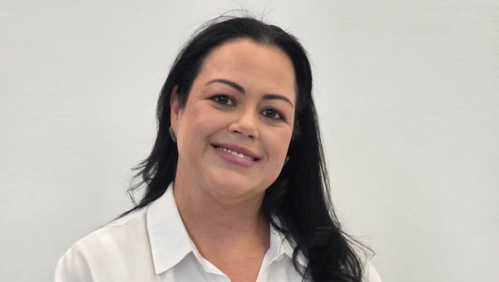 Referência em sua área de atuação, a Dra. Roberta Diniz é reconhecida como uma das médicas psiquiatras mais capacitadas, requisitadas e respeitadas de nossa cidade. Com profissionalismo, conhecimento e sensibilidade, ela contribui de forma brilhante para o quadro Momento Saúde, levando informações valiosas e orientações importantes aos telespectadores do programa Família Verzola Recebe. Em breve, a Dra. Roberta Diniz estará novamente conosco para gravar um novo tema, compartilhando conteúdo relevante, esclarecedor e de grande importância para a saúde e o bem-estar de todos. Fique ligado e acompanhe mais este momento especial de informação e cuidado com quem entende do assunto!