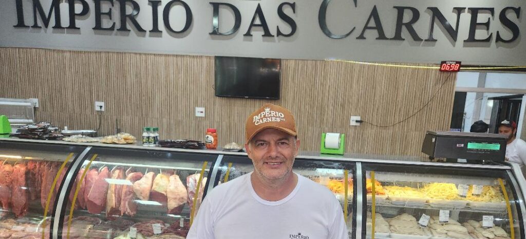 Edson Sebastião Alvim é daqueles nomes que inspiram respeito, confiança e admiração. À frente do Império das Carnes, o mais tradicional açougue de Franca, construiu uma trajetória marcada pela excelência, oferecendo sempre carnes fresquinhas, cortes nobres e produtos de qualidade incomparável. Com uma equipe altamente capacitada e dedicada ao bom atendimento, conquistou uma vasta e fiel clientela, que também conta com toda a comodidade das entregas em domicílio. Seu trabalho, dedicação e compromisso fazem do Império das Carnes uma verdadeira referência em Franca e região.