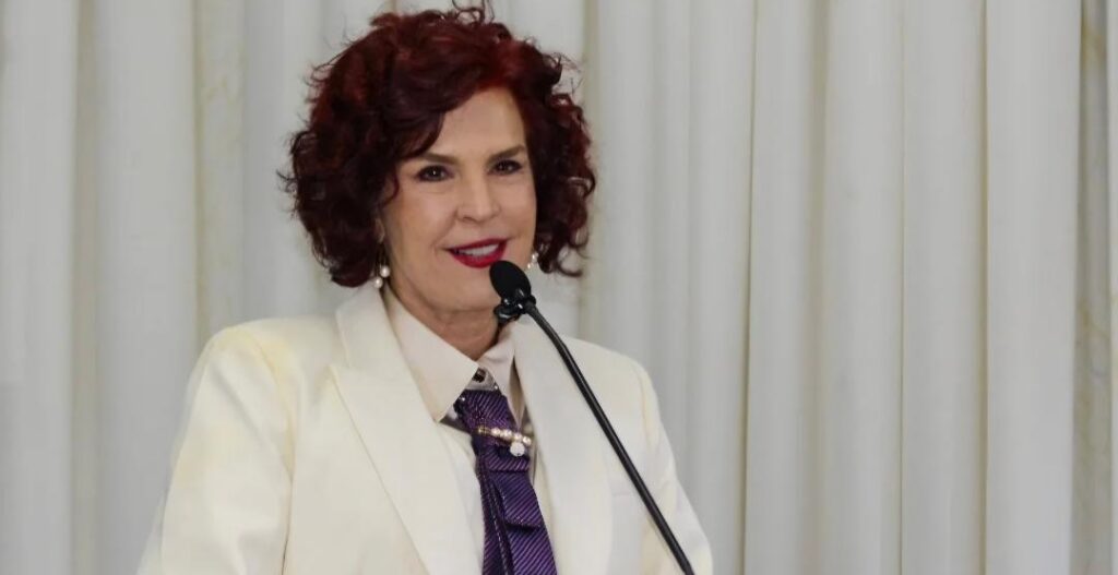 A empresária e líder política Flávia Lancha, pré-candidata a deputada estadual pelo PSD, viveu um momento de grande emoção e reconhecimento ao ser agraciada com o honroso título de Cidadã Batataense, concedido pela Câmara Municipal de Batatais. A homenagem representa o reconhecimento pelo seu compromisso, trabalho e dedicação em prol do desenvolvimento da cidade e da região. As fotos registram momentos marcantes dessa solenidade especial, celebrando uma trajetória construída com seriedade, proximidade com as pessoas e espírito público. Uma honraria que reforça os laços de Flávia Lancha com Batatais e evidencia o respeito e a admiração conquistados ao longo de sua caminhada. Parabéns por esta merecida homenagem!