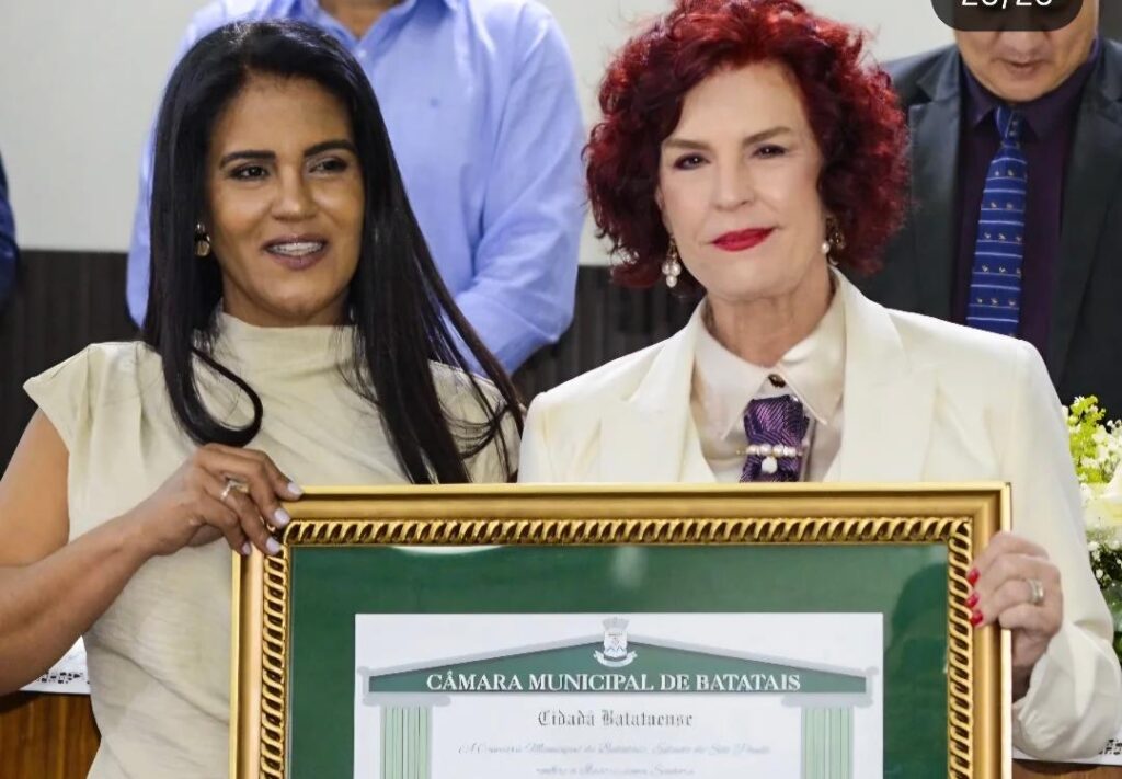 A empresária e líder política Flávia Lancha, pré-candidata a deputada estadual pelo PSD, viveu um momento de grande emoção e reconhecimento ao ser agraciada com o honroso título de Cidadã Batataense, concedido pela Câmara Municipal de Batatais. A homenagem representa o reconhecimento pelo seu compromisso, trabalho e dedicação em prol do desenvolvimento da cidade e da região. As fotos registram momentos marcantes dessa solenidade especial, celebrando uma trajetória construída com seriedade, proximidade com as pessoas e espírito público. Uma honraria que reforça os laços de Flávia Lancha com Batatais e evidencia o respeito e a admiração conquistados ao longo de sua caminhada. Parabéns por esta merecida homenagem!