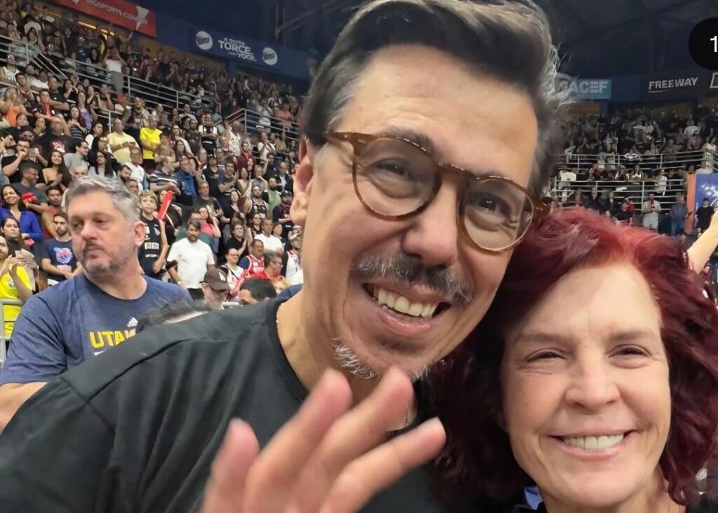 A empresária Flavia Lancha, pré-candidata a deputada estadual pelo PSD, segue marcando presença nos mais importantes acontecimentos de Franca e de toda a região. No último domingo, ela esteve no Pedrocão acompanhando de perto a emocionante conquista do título do NBB pelo Sesi Franca Basquete, celebrando mais um capítulo vitorioso do esporte francano. Aproveitando o momento de festa, Flavia também registrou um clique especial ao lado do técnico Helinho, um dos grandes responsáveis pelo sucesso da equipe.