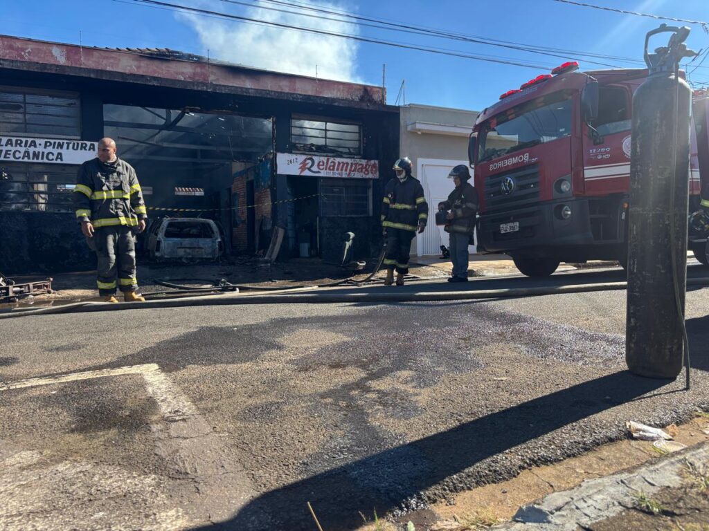 Incêndio em oficina mecânica em Franca mobiliza bombeiros e termina com resgate de cachorro