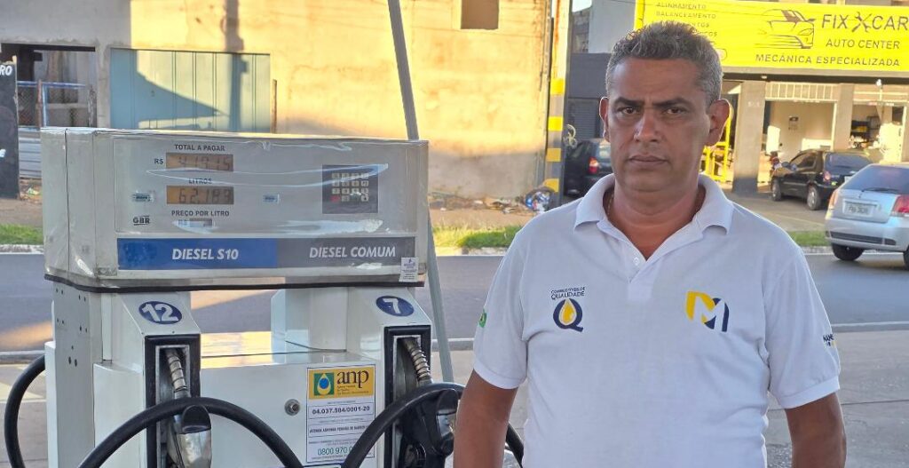 Jairo Rezende é o nome por trás do sucesso do Posto Mansão, referência em qualidade, confiança e atendimento diferenciado. Com dedicação e compromisso com seus clientes, ele transformou o Posto Mansão em um estabelecimento completo, oferecendo combustível de qualidade a preço justo, troca de óleo especializada e uma ampla loja de conveniência para atender todas as necessidades de quem passa por lá. Mais do que um posto de combustível, o Posto Mansão é sinônimo de excelência, credibilidade e cuidado com cada cliente. Está localizado na Av. Ademar de Barros, 1900.