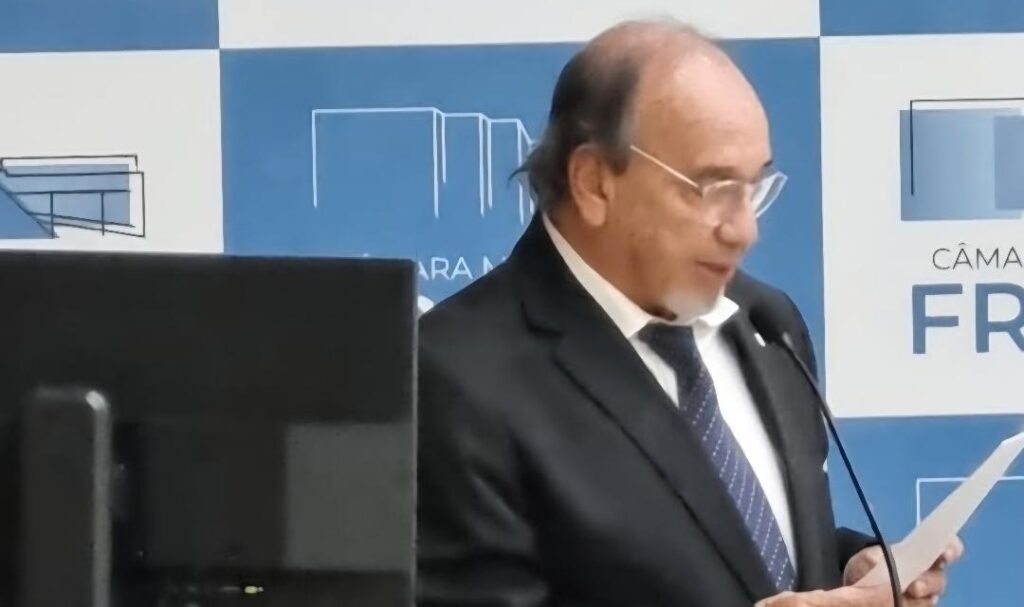 Luiz Carlos Verzola, membro da Sociedade Italiana de Franca, foi um dos grandes destaques da solenidade em homenagem à comunidade italiana realizada na última semana, na Câmara Municipal. Ele participou da cerimônia como orador e emocionou o público ao relatar a trajetória dos imigrantes italianos, desde a partida da Itália em navios, a longa viagem até o Brasil e a construção da história da Sociedade Italiana de Franca. Com conhecimento, sensibilidade e orgulho de suas raízes, Luiz Carlos encantou os presentes e foi calorosamente aplaudido de pé ao final de sua apresentação.