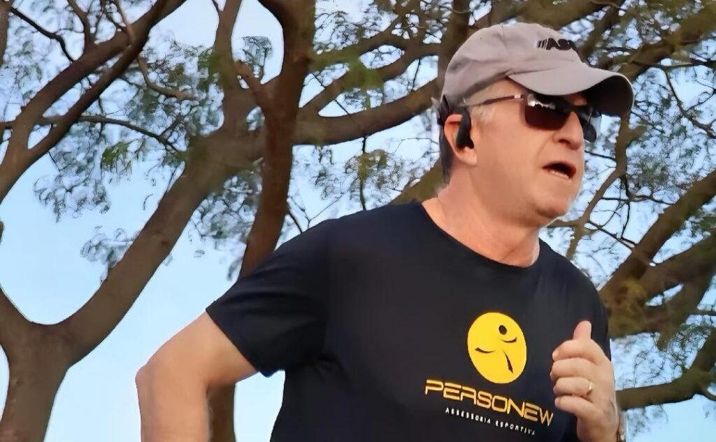 Entre os profissionais mais queridos, requisitados e respeitados de nossa cidade, o Dr. Carlos Augusto Mantovani construiu uma trajetória marcada pela excelência, dedicação e cuidado com suas pacientes. Ginecologista e obstetra de reconhecida competência, ele conquistou a admiração de gerações por seu profissionalismo e humanidade. Fora do consultório, encontrou nas corridas uma grande paixão, dedicando-se com disciplina e entusiasmo a esse esporte tão especial, que reflete sua determinação e busca constante por qualidade de vida.