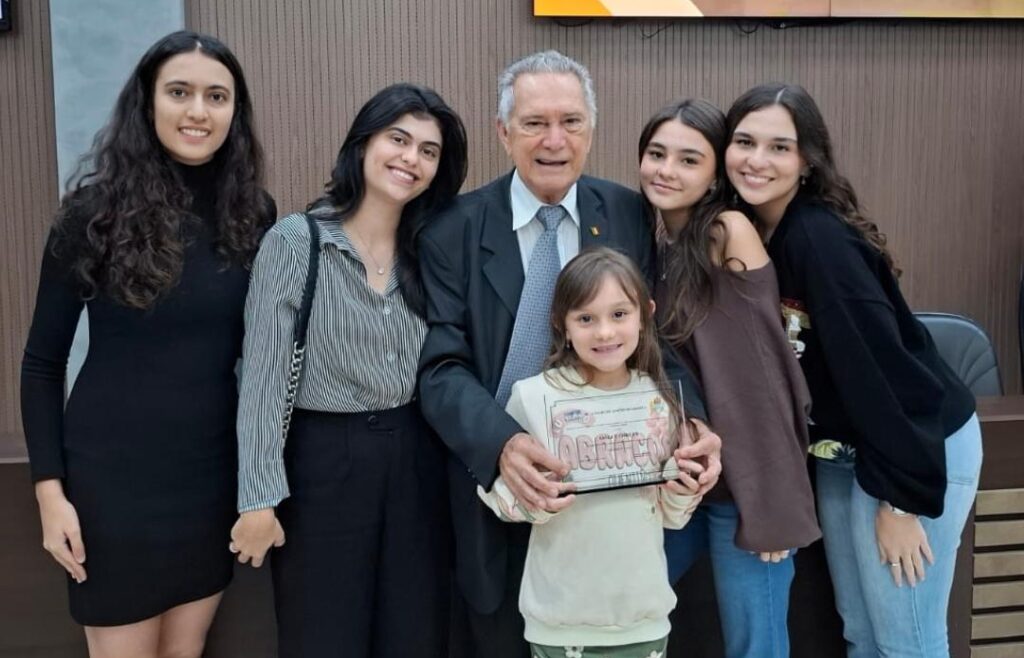 Pedro Tasso recebeu, recentemente, uma justa homenagem da Câmara Municipal de Franca, em uma solenidade marcante dedicada à valorização da comunidade italiana, tão importante para a história e o desenvolvimento de nossa cidade. Reconhecido por sua trajetória exemplar, seus valores e seu legado, Pedro simboliza o espírito de trabalho, união e dedicação herdado das gerações de imigrantes italianos. Na foto, este momento especial ganha ainda mais significado ao lado de suas queridas netas — Larissa, Isadora, Maria Cecília, Maria Helena e Ana Laura —, que representam a continuidade de uma história construída com amor, honra e inspiração para toda a família.