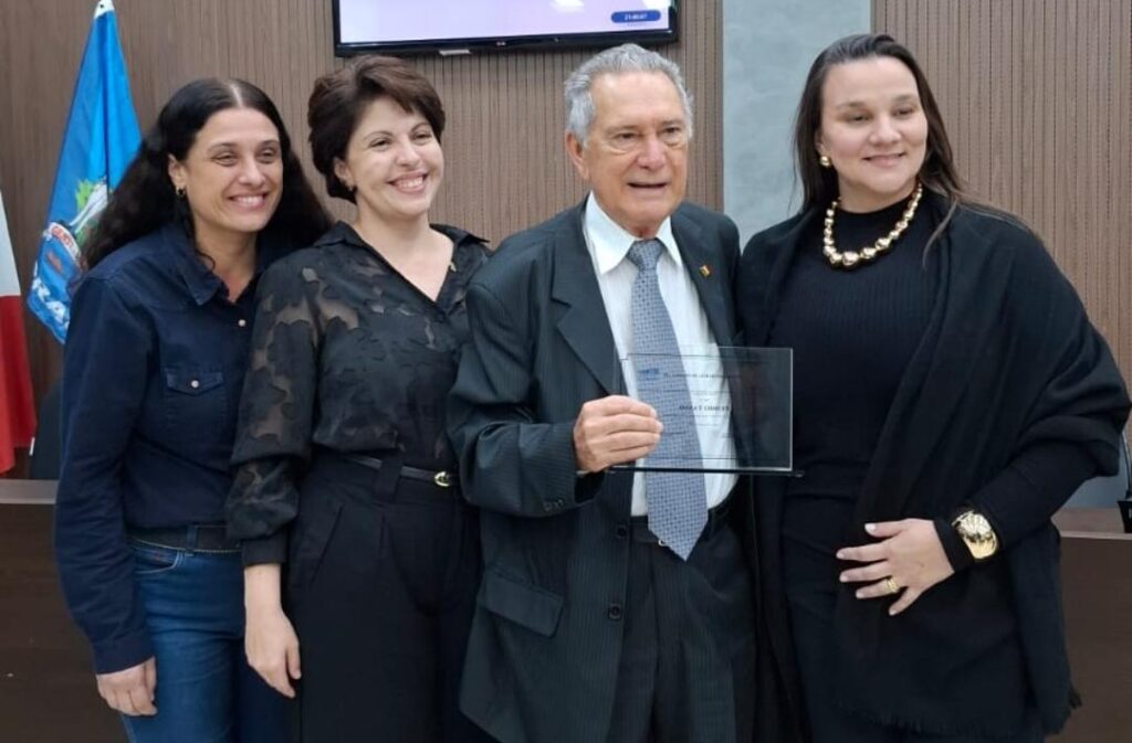 O querido Pedrinho Tasso, atual diretor da Sociedade Italiana de Franca e ex-presidente da tradicional entidade, recebeu na última semana uma mais do que merecida homenagem da Câmara Municipal de Franca, durante solenidade dedicada à comunidade italiana da cidade. Representando os homenageados, Pedrinho discursou com emoção e elegância, sendo calorosamente aplaudido pelos presentes. Na foto, ele aparece ao lado de suas estimadas noras, Paula, Viviane e Isabel, compartilhando um momento especial de reconhecimento e orgulho para toda a família.