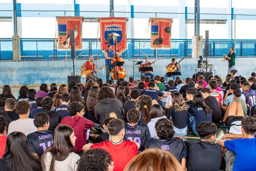 Quarteto Enredado leva história da música caipira com oficina-show em escola e instituição de Franca para 300 pessoas