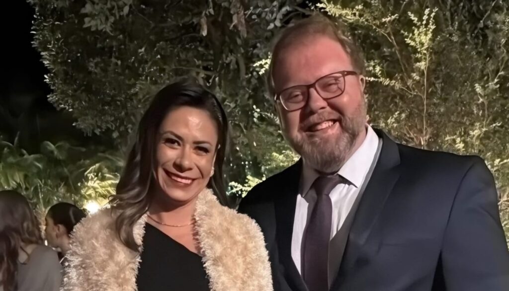 O benquisto casal, empresário Riad Salloum Filho e sua querida esposa, Elen, formam uma parceria admirável, marcada pela cumplicidade, elegância e companheirismo de todas as horas. Riad, destacado diretor do Tower Hotel em nossa cidade, também vem conquistando grande reconhecimento como apresentador do podcast “Diabetes sem Medidas”, um projeto de enorme sucesso que inspira e informa seu público com excelência. Para nós, que nutrimos profunda admiração por este estimado casal, é sempre uma grata satisfação destacá-los em nossa Coluna, celebrando sua trajetória de realizações e os valores que tão bem representam.
