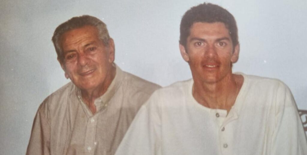 Uma foto de alguns anos atrás, mas que permanece viva na memória da família, registra o querido primo Mauro Robinson Tasso ao lado de seu saudoso avô, Mário Tasso, que também era avô deste Colunista. Um registro marcante, repleto de afeto e significado, que resgata momentos especiais e traz à tona grandes e inesquecíveis lembranças.