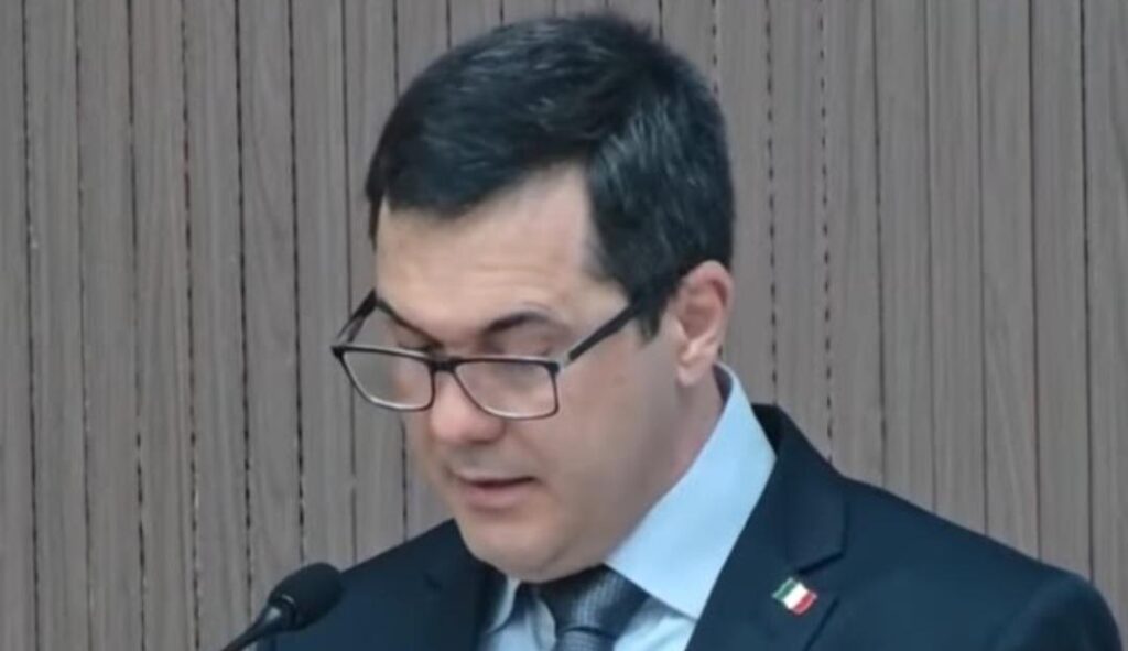 Dr. Sergio Henrique de Paula Tasso, renomado médico dermatologista e integrante do quadro de sócios da Sociedade Italiana de Franca, emocionou e encantou o público durante a solenidade em homenagem à comunidade italiana de nossa cidade, realizada na última semana na Câmara Municipal. Com sensibilidade e profundo respeito às suas raízes, Dr. Sergio conduziu a oração do Pai Nosso em italiano, proporcionando um momento de grande significado e emoção. Sua apresentação foi calorosamente aplaudida por todos os presentes, tornando-se um dos pontos mais marcantes da homenagem.