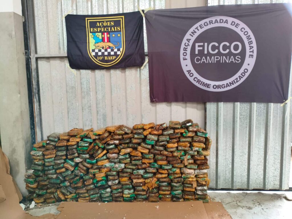 Polícia encontra 245 tijolos de pasta-base de cocaína escondidos em colchões no interior de SP