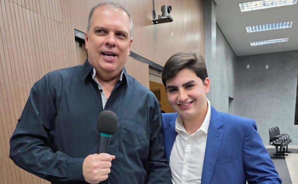 Heittor Guasti, aos 16 anos, representa uma juventude que acredita no poder da participação e do diálogo para transformar Franca. Engajado e comunicativo, ele defende que os jovens devem ter voz nas decisões importantes da cidade, contribuindo com ideias, perspectivas e soluções para os desafios da sociedade. Por meio das redes sociais, utiliza a comunicação como uma ferramenta de conscientização, incentivo à reflexão e mobilização, mostrando que a juventude não é apenas o futuro, mas também protagonista do presente na construção de uma Franca mais participativa e conectada com as necessidades de todos. Tive o prazer de conhece-lo pessoalmente na solenidade de homenagens à comunidade italiana, na última semana.