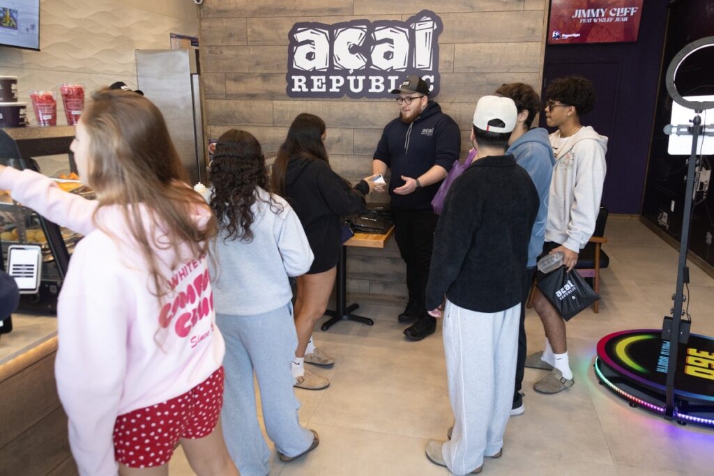 Brasileiros lideram expansão do açaí na Flórida Brasileiros lideram expansão do açaí na Flórida