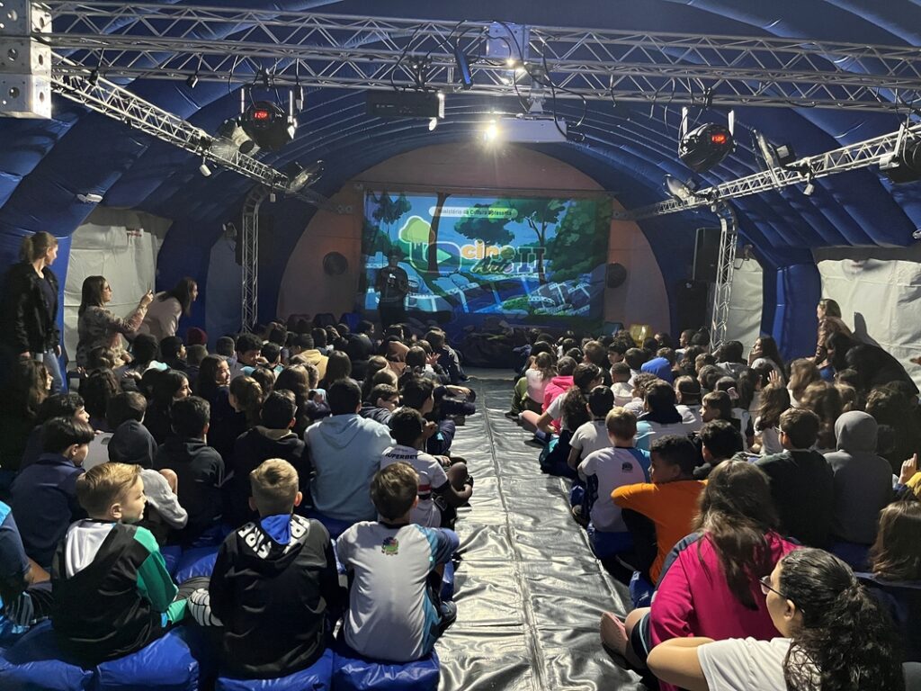Cinema itinerante alcança 12 mil participantes Cinema itinerante alcança 12 mil participantes